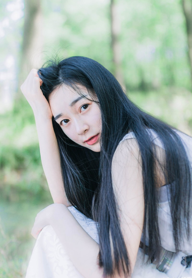 有一种人他信任你接纳你关心你理解你在乎你维护你，包容你他会为你毫无保留的付出，他能分享你的快乐，承接你的痛苦。你的冷暖他记在心里，你的安危他放在心上，他不允许别人对你有一丝一毫的侵犯伤害侮辱中伤。因为真正的爱情，离不开默默地奉献精心地守护，是真心地给予真心地付出。
